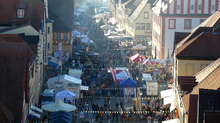 Sie wird zum Straßenfest wieder feierlich geschmückt, die Haßfurter Hauptstraße.