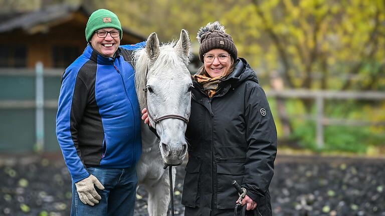 Zufriedene Gesichter am Ende der Coaching-Einheit: Anton Engelbrecht und Tina Wagner mit Pferd Jenna. Die Stute ist mit ihren 24 Jahren ein erfahrenes Tier und ein treuer Wegbegleiter Engelbrechts.