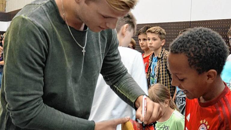 Begehrt waren die Autogramme von Johannes Geis. Selbst auf einem Schuh unterschreib der Fußball-Profi.