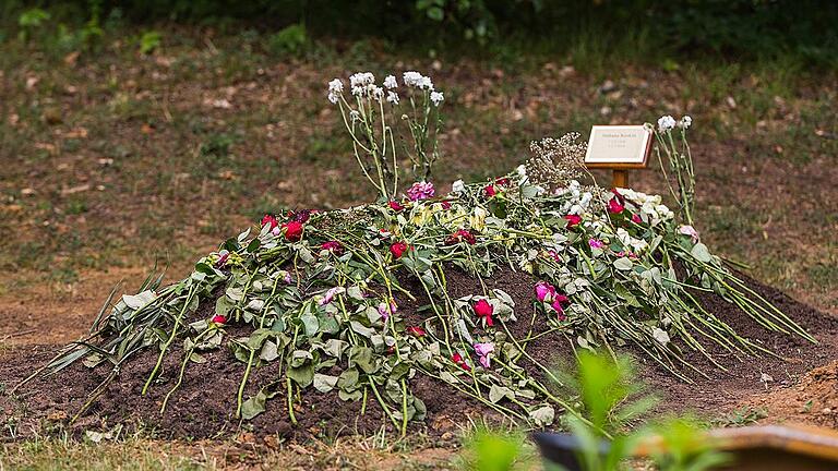 Die Gräber sind unterschiedlich geschmückt. Auf manchen liegen Blumen, andere sind mit Steinen bedeckt oder von Gras überwachsen. Grabsteine gibt es nur in wenigen Fällen.