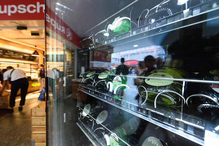 Schluss mit lustig. Statt Frankenwein wie auf unserem Foto gibt es nur noch Süßigkeiten im Automaten in der Domstraße.&nbsp; Foto: Daniel Peter