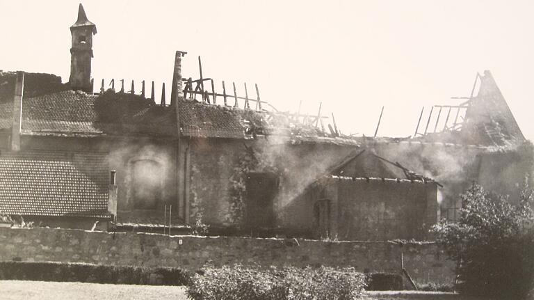 Nicht alles brannte nieder. Gebäudeteile und der Kirchturm hielten den Flammen stand. Nicht alles brannte nieder. Gebäudeteile und der Kirchturm hielten den Flammen stand.