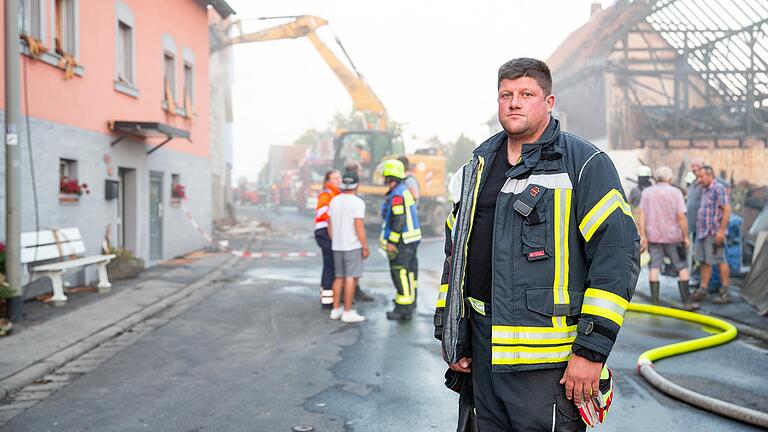 Gerodas Bürgermeister Alexander Schneider steht vor den Trümmern in Platz, einem Ortsteil von Geroda (Lkr. Bad Kissingen). Er war der Erste, der das Feuer gemeldet hat.