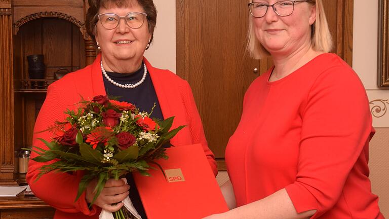 Margit Lampe (rechts) ehrte Annemarie Appel für 50-jährige Mitgliedschaft.