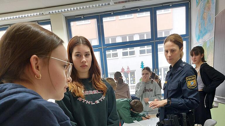 Beim Pit-Projekt erarbeiteten die Schüler*innen des FLSH Schloss Gaibach in Kleingruppen viele Aspekte rund um das Thema (Cyber-)Mobbing.