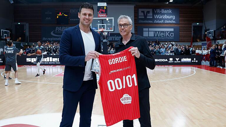 Basketball-Bundestrainer Gordon Herbert (rechts) bekam von Baskets-Sportmanager Kresimir Loncar ein Trikot und ein Jahrbuch überreicht. Basketball-Bundestrainer Gordon Herbert (rechts) bekam von Baskets-Sportmanager Kresimir Loncar ein Trikot und ein Jahrbuch überreicht.