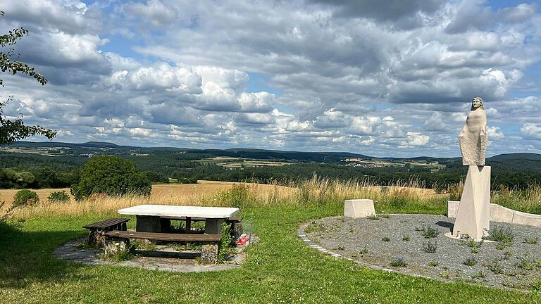 Weite Sicht rundum: Der Heiligländerblick von der Picknickbank bei Schönbach aus. Weite Sicht rundum: Der Heiligländerblick von der Picknickbank bei Schönbach aus.