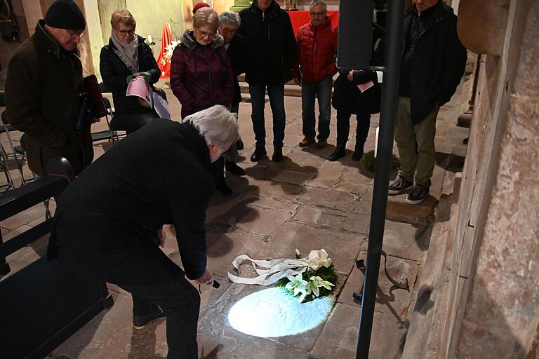 Unter der unscheinbaren Grabplatte 'E' liegen die Gebeine von Abt Joseph Hartmann in der Klosterkirche, erfuhren die Teilnehmer der Sonderführung zum 300. Todestag des umtriebigen Abtes. Unter der unscheinbaren Grabplatte 'E' liegen die Gebeine von Abt Joseph Hartmann in der Klosterkirche, erfuhren die Teilnehmer der Sonderführung zum 300. Todestag des umtriebigen Abtes.