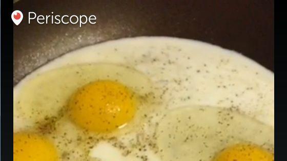 Es ist früh morgens irgendwo auf der Welt. Dass Mahlzeiten über Twitter oder den Fotodienst Instagram geteilt und so der ganzen Welt gezeigt werden, ist nichts Neues. Doch heute scheint es für manche auch interessant zu sein, sein Essen zu streamen. 
Der Periscope-Benutzer „SelfMadeSavage“ hält jedenfalls fest, wie seine Spiegeleier zubereitet werden. Ein bisschen Salz hier, ein bisschen Pfeffer dort. Bei jeder Aktion ist der Zuschauer live dabei. Am Ende verspeist der Streamer sein Frühstück genüsslich. Ein lachendes Gesicht in die Kamera verrät: Es wird ihm geschmeckt haben.