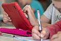 Grundschüler nutzen auf diesem Symbolbild ein Tablet. Für die Schweinfurter Schulen hat die Stadt bisher knapp 3800 verschiedene neue digitale Geräte angeschafft.