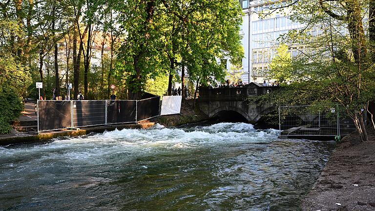 Eisbachwelle nach Surf-Unfall vorerst gesperrt       -  Eine junge Frau hat sich beim Surfen an der Eisbachwelle lebensgefährlich verletzt.