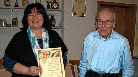 Auf der Tagesordnung standen zwar keine Ehrungen, doch überraschend war diesmal die Vorsitzende Gabi Stahl (links) selbst „dran“. Ehrenvorsitzender Lothar Biener ehrte zusammen mit stellvertretender Vorsitzender Sabine Sturm aufgrund ihrer Verdienste Gabi Stahl mit der Goldenen Ehrennadel des Haßbergvereins Zeil. Auf der Tagesordnung standen zwar keine Ehrungen, doch überraschend war diesmal die Vorsitzende Gabi Stahl (links) selbst „dran“. Ehrenvorsitzender Lothar Biener ehrte zusammen mit stellvertretender Vorsitzender Sabine Sturm aufgrund ihrer Verdienste Gabi Stahl mit der Goldenen Ehrennadel des Haßbergvereins Zeil.