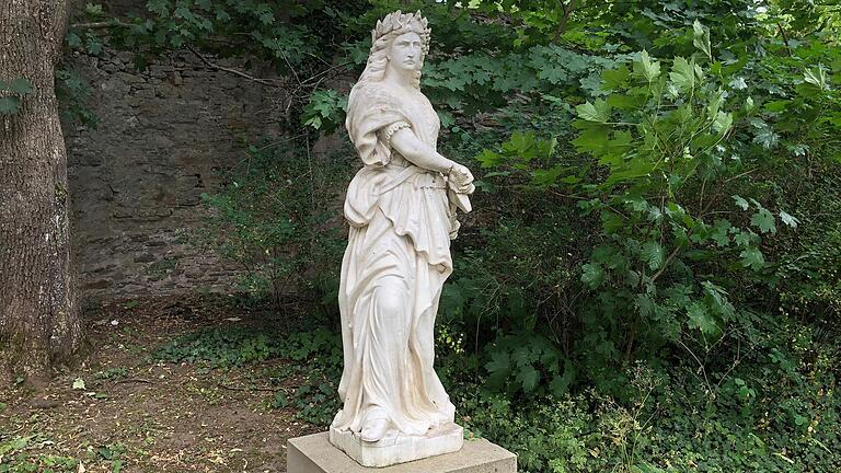 Heute steht die 'Germania'-Figur, die einst das Kriegerdenkmal auf dem Gerolzhöfer Marktplatz krönte, in der Nördlichen Allee.