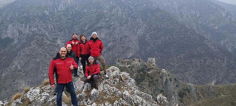 Bei einem Ausflug in die Nähe von Pristina lernten die 'Frankenräuber' die Berglandschaft des Kosovo kennen. Im Bild von links Armin Schuler, Flo Halpfer, Stefan Müller, Sabrina Keller, Christian Schrepfer und Ralf Fambach (sitzend).