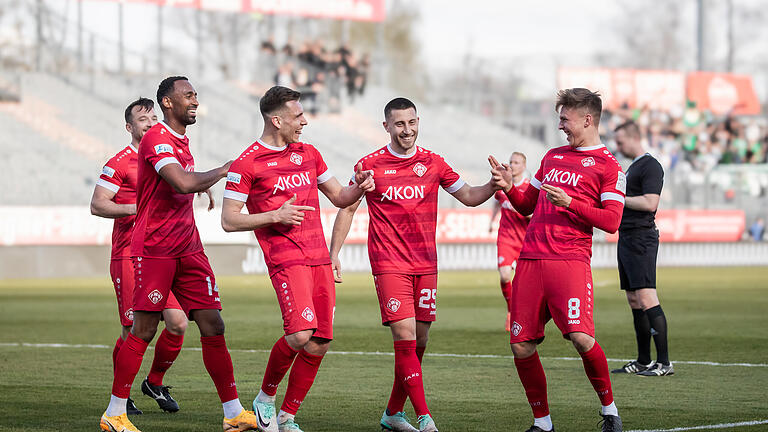 Die Würzburger Kickers gewinnen das erste Heimspiel nach der Winterpause am Samstag 02.03.24 gegen SPVgg Ansbach mit 4:0 in der AKON Arena in Würzburg.