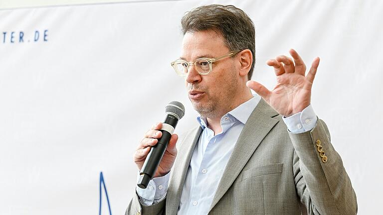 Das Motto 'Vom Gehen in die Fremde' prägt auch das Programm von Operndirektor Berthold Warnecke. Das Motto 'Vom Gehen in die Fremde' prägt auch das Programm von Operndirektor Berthold Warnecke.