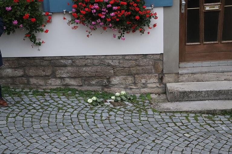 Weiße Rosen des Erinnerns an den Stolpersteinen. Weiße Rosen des Erinnerns an den Stolpersteinen.