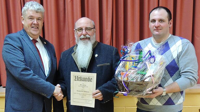Ehrung für Hubertus Niklaus, der seit vier Jahrzehnten dem Arbeiter- Krankenunterstützungs-Verein Hausen die Treue hält. Mit im Bild Vorsitzender Jürgen Müller (links) und Kassier Marcus Klüpfel. Ehrung für Hubertus Niklaus, der seit vier Jahrzehnten dem Arbeiter- Krankenunterstützungs-Verein Hausen die Treue hält. Mit im Bild Vorsitzender Jürgen Müller (links) und Kassier Marcus Klüpfel.