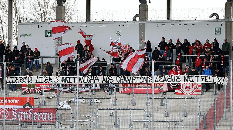 Die Kickers haben einen Lauf, Trainer Michael Schiele hat indessen noch keinen neuen Vertrag. Die Fans beziehen dazu zum Beginn des Jahres 2020 klar Stellung.