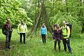 Die Blogger Kristina Lentner und Michael Fraitzl (rechts) erkunden derzeit die Trekkingplätze im Steigerwald und berichten anschließend ihren Lesern über das Naturerlebnis. Am Trekkingplatz Steinknuck bei Fabrikschleichach wurde das Paar aus Oberbayern begrüßt (von links): Revierförster Burkhard Rischen,&nbsp;Rauhenebrachs Bürgermeister Matthias Bäuerlein und ILE-Managerin Ulla Schmidt.