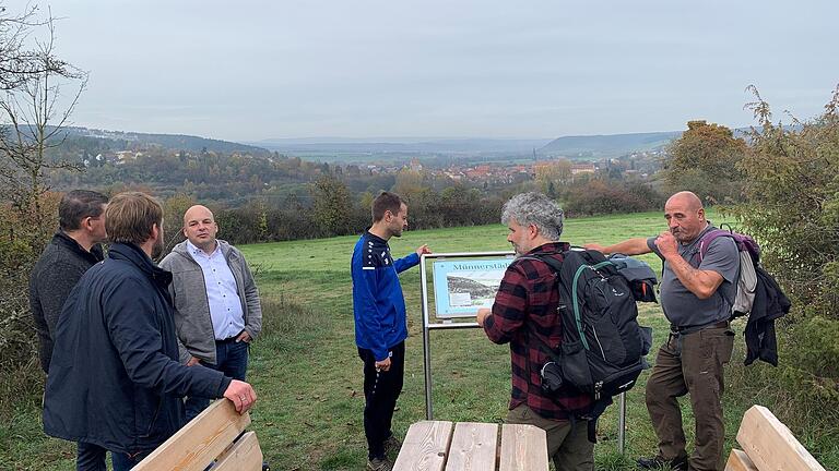 Rast am Münnerstädter Panoramablick. Das Foto entstand bei der Erstbegehung im Herbst. Am Sonntag, 7. Mai wird der Weg jetzt offiziell eröffnet. - Rast am Münnerstädter Panoramablick. Das Foto entstand bei der Erstbegehung im Herbst. Am Sonntag, 7. Mai wird der Weg jetzt offiziell eröffnet. Rast am Münnerstädter Panoramablick. Das Foto entstand bei der Erstbegehung im Herbst. Am Sonntag, 7. Mai wird der Weg jetzt offiziell eröffnet. - Rast am Münnerstädter Panoramablick. Das Foto entstand bei der Erstbegehung im Herbst. Am Sonntag, 7. Mai wird der Weg jetzt offiziell eröffnet.