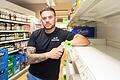 Seit Wochen sind die Regale im Edeka-Markt in Grombühl leer und der Umsatz bricht ein. Für Edeka-Marktleiter Angelo D'Isernia könnte das den Ruin bedeuten.&nbsp;