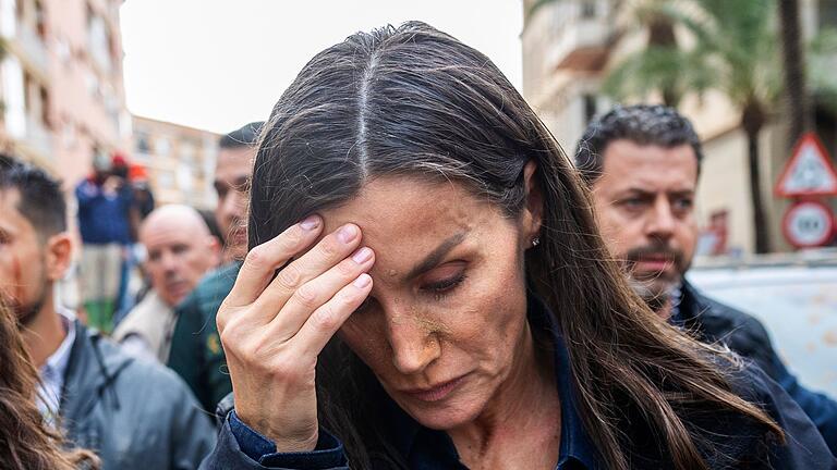 Nach den Überschwemmungen in Spanien       -  Spaniens Königin Letizia reagiert betroffen, als sie die von den Überschwemmungen betroffenen Menschen in der Nähe von Valencia besucht.