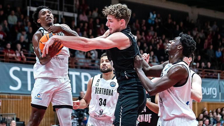 Gegen Bertram Derthona entwickelt sich die Partie zum Krimi mit dem besseren Ende für die Würzburg Baskets. Am Ende sorgten zwei verwandelte Freiwürfe des überragenden Jhivvan Jackson 4,5 Sekunden vor Spielende für den umjubelten 80:79 (39:36)-Erfolg am Dienstag 28.01.25 in der tectake Arena in Würzburg.