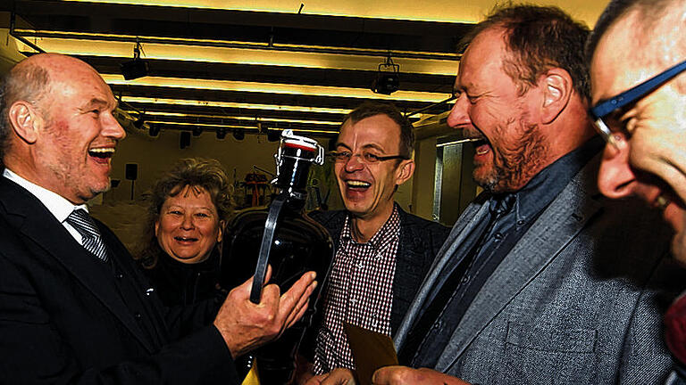 Kreuzbergbier-Landrat: Von der Main-Post gab's für den Wallfahrer eine Fünf-Liter-Flasche Kreuzbergbier und eine Fahrradtasche (von links): Eberhard Nuß, freie Mitarbeiterin Wilma Wolf, Gerhard Meißner, Günther Hillawoth und Andreas Jungbauer.