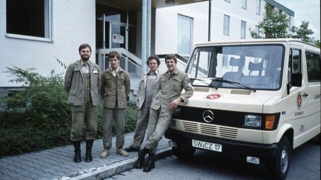 Auch das ist ein paar Jahre her. JUH-Pioniere Jochen Hawesch, Harald Rau, Rainer Roth und Rene Beger (von links) bei einer gemeinsamen Schulung. Mit viel Idealismus und gebrauchten Anzügen des Luftschutz-Hilfsdienstes war man seinerzeit unterwegs. Auch das ist ein paar Jahre her. JUH-Pioniere Jochen Hawesch, Harald Rau, Rainer Roth und Rene Beger (von links) bei einer gemeinsamen Schulung. Mit viel Idealismus und gebrauchten Anzügen des Luftschutz-Hilfsdienstes war man seinerzeit unterwegs.