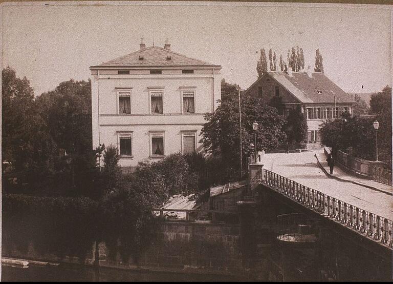 Die zwei Cramer-Häuser auf der Maininsel. Das linke Haus wurde im Jahr 1900 abgebrochen. Die Brücke rechts war die fünfte an dieser Stelle. Sie hatte noch einen Bohlenbelag und exisitierte in dieser Form bis 1902. Die zwei Cramer-Häuser auf der Maininsel. Das linke Haus wurde im Jahr 1900 abgebrochen. Die Brücke rechts war die fünfte an dieser Stelle. Sie hatte noch einen Bohlenbelag und exisitierte in dieser Form bis 1902.
