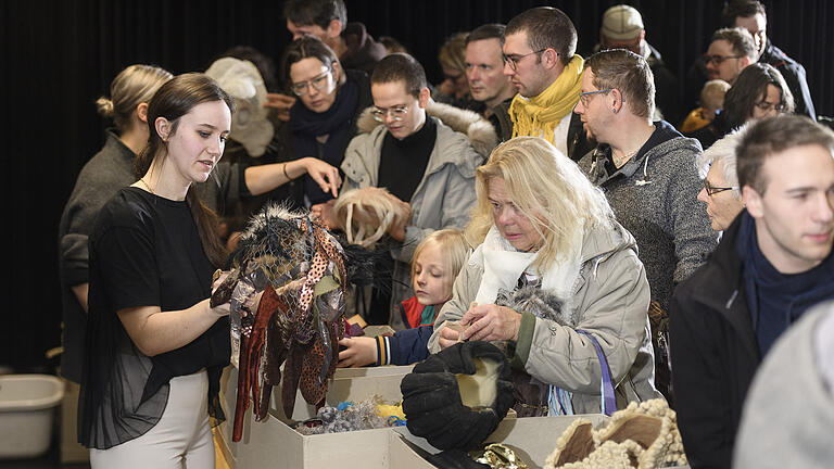 Großer Flohmarkt des Mainfrankentheaters       -  Volles Haus beim Kostümverkauf: Zahlreiche Menschen drängen sich am Samstag (18.01.20) in den Räumen der Probebühnen im Nebengebäude des Mainfranken Theaters in der Oeggstraße in Würzburg. Das Theater hat zum großen Flohmarkt der Theatergewerke geladen, die Besucher können Kostüme, Gemälde, Requisiten und Kulissenteile aus dem Bühnenleben erwerben.