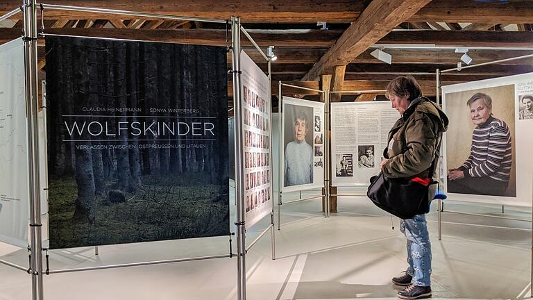 Die Begegnung mit den Schicksalen der Wolfskinder in lebensgroßen Porträts ermöglicht die Ausstellung im Fränkischen Freilandmuseum.