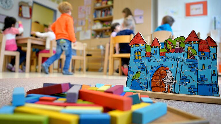 Wenn sich Kindergärten so einfach errichten ließen, wie die Spielzeug-Burg auf diesem Symbolbild, dann täte sich die Stadt Gerolzhofen mit der Schaffung zusätzlicher Betreuungsplätze für Kindergartenkinder leichter. Wenn sich Kindergärten so einfach errichten ließen, wie die Spielzeug-Burg auf diesem Symbolbild, dann täte sich die Stadt Gerolzhofen mit der Schaffung zusätzlicher Betreuungsplätze für Kindergartenkinder leichter.