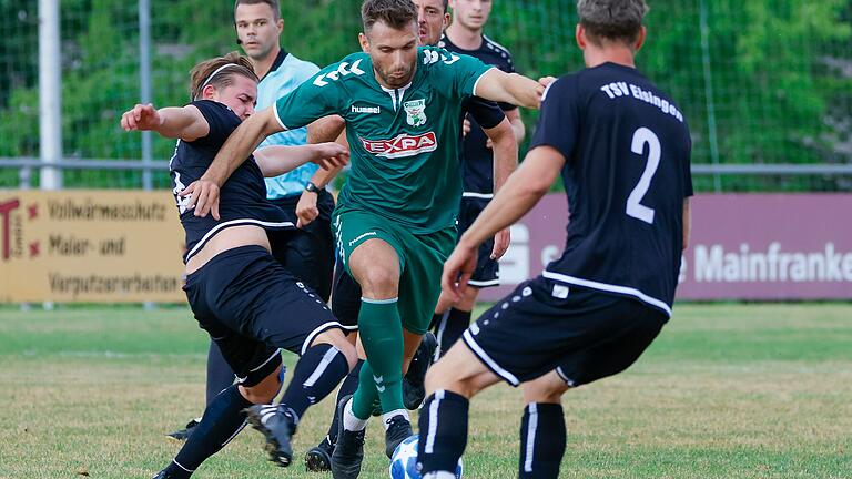 Shaban Rugovaj (Bildmitte am Ball), hier im Juli 2022 beim Pokalspiel mit seinem Ex-Klub TSV Großbardorf in Eisingen, ist ein Teil der künftigen Spielertrainer-Duos beim Bezirksligisten TSV Forst.