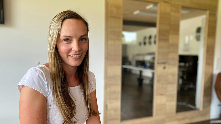 Prokuristin Jana Löber, Tochter von Inhaber Heino Löber, blickt aus Unternehmenssicht auf das Modell. Prokuristin Jana Löber, Tochter von Inhaber Heino Löber, blickt aus Unternehmenssicht auf das Modell.