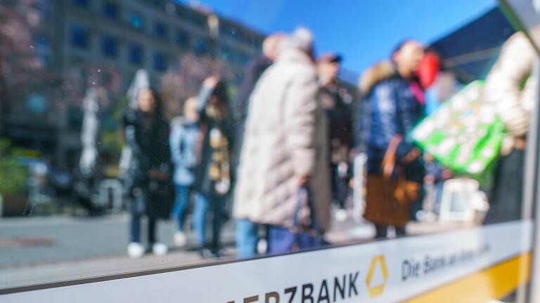 Menschenschlange vor Commerzbank-Filiale - Beratung in Filialen soll besser werden (Archivbild) Menschenschlange vor Commerzbank-Filiale - Beratung in Filialen soll besser werden (Archivbild)
