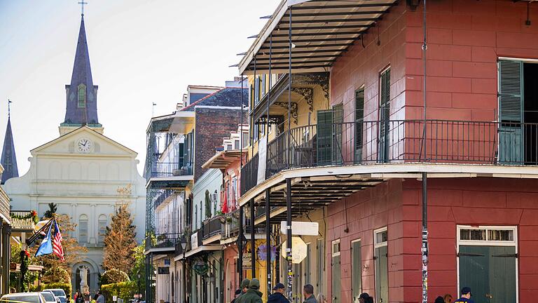 Auto fährt in Menschenmenge in New Orleans - Ein Auto ist in New Orleans in eine Menschenmenge gerast - zehn Menschen starben. Auto fährt in Menschenmenge in New Orleans - Ein Auto ist in New Orleans in eine Menschenmenge gerast - zehn Menschen starben.