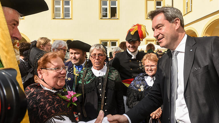 Main Post       -  Gaibach: Fest der Demokratie an der Kostitutionssäule in Gaibach bei Volkach. Anlaß der Veranstaltung waren 200 Jahre Verfassung in Bayern und 100 Jahre Freistaat Bayern.