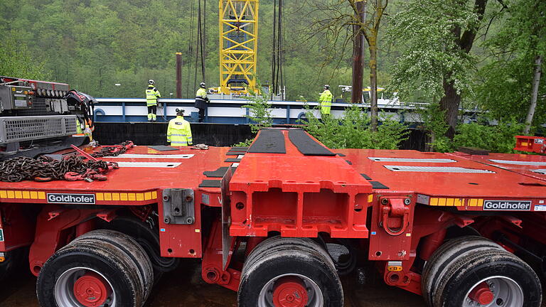 186,4 Tonnen hängen am Haken des Krans, der den zweiten neuen Trafo für das Pumpspeicherkraftwerk in Langenprozelten beim Betonwerk in Neuendorf vom Schiff auf einen Schwertransporter hebt.