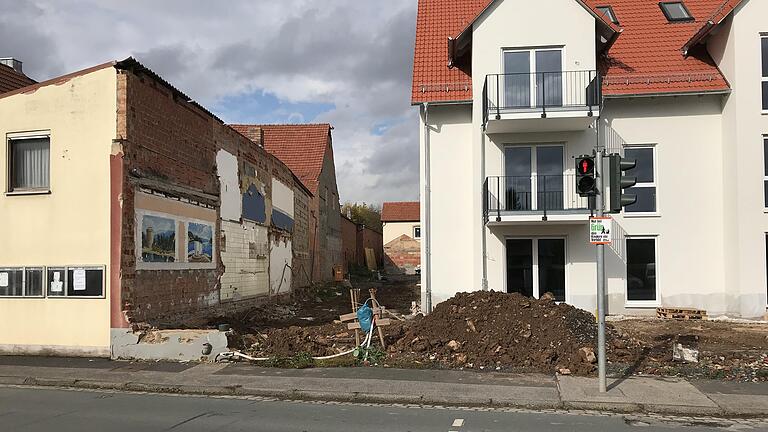 Neu gebaut wird der Weg vom Alten Bahnweg zur Hauptstraße in Brendlorenzen. Die Wand links wird noch neu gestaltet. Neu gebaut wird der Weg vom Alten Bahnweg zur Hauptstraße in Brendlorenzen. Die Wand links wird noch neu gestaltet.