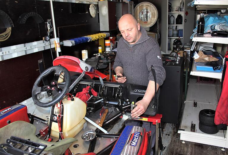Einige Stunden Freizeit hat Michael Frei im Winter in die Wartung der Karts gesteckt. Die Flitzer sind rennfertig, müssen aber in der Garage bleiben. Einige Stunden Freizeit hat Michael Frei im Winter in die Wartung der Karts gesteckt. Die Flitzer sind rennfertig, müssen aber in der Garage bleiben.