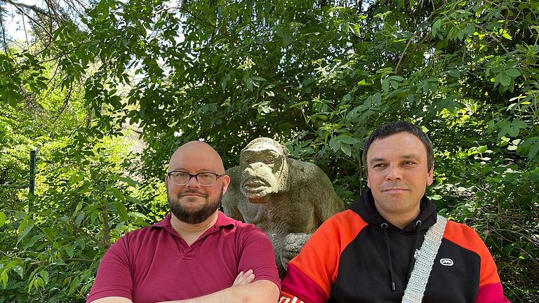 Den Frankfurter Zoo besuchten die Bewohner des Haus' Windsburg. Das Bild zeigt die Bewohne Christian Kreß (links)  und Emanuel Paul. Foto: Teresa Schöneich       -  Den Frankfurter Zoo besuchten die Bewohner des Haus' Windsburg. Das Bild zeigt die Bewohne Christian Kreß (links)  und Emanuel Paul. Foto: Teresa Schöneich