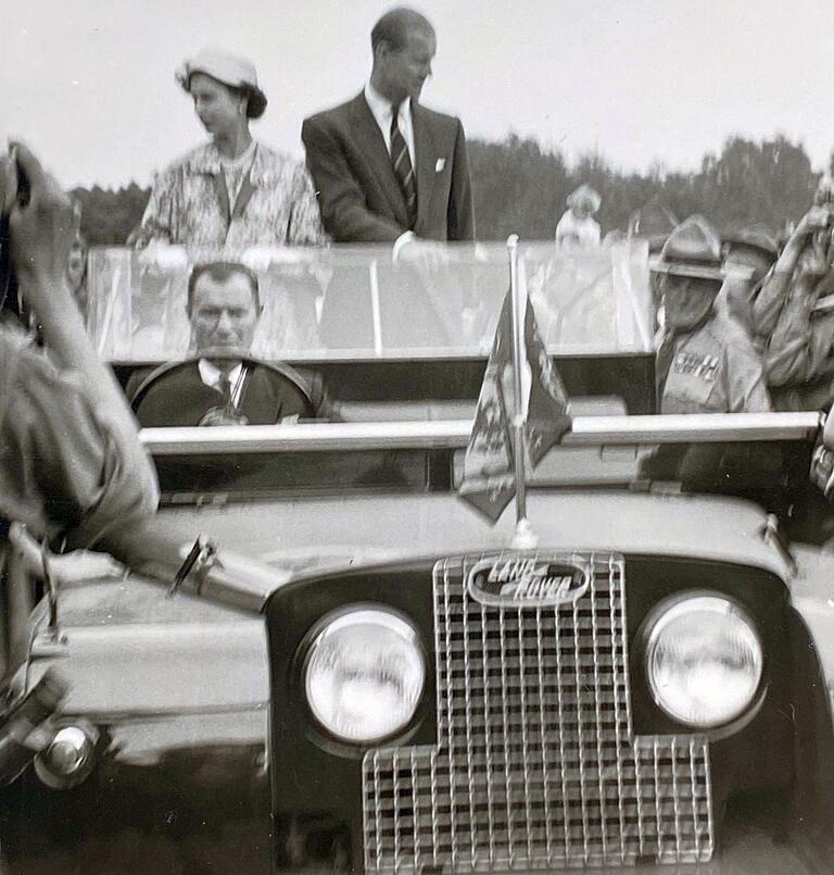 Abfahrt aus dem deutschen Camp: Queen Elizabeth II. mit Prinz Philip im königlichen Land Rover. Abfahrt aus dem deutschen Camp: Queen Elizabeth II. mit Prinz Philip im königlichen Land Rover. 