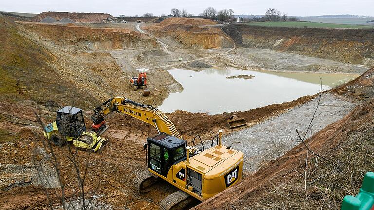 Blick in die Tongrube in Helmstadt, wo es im Januar 2022 (Bild) einen Erdrutsch gab. Die Firma SBE, Tochterunternehmen der Recyclingfirma Beuerlein, will hier eine Bauschutt-Deponie anlegen.