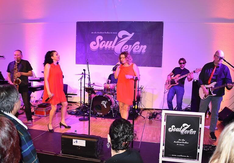 Zum ersten Mal in Lohr beim Honky Tonk dabei war die Band Soul7even. Sie sorgte für beste Stimmung in der Alten Turnhalle. Foto: Gabi Nätscher