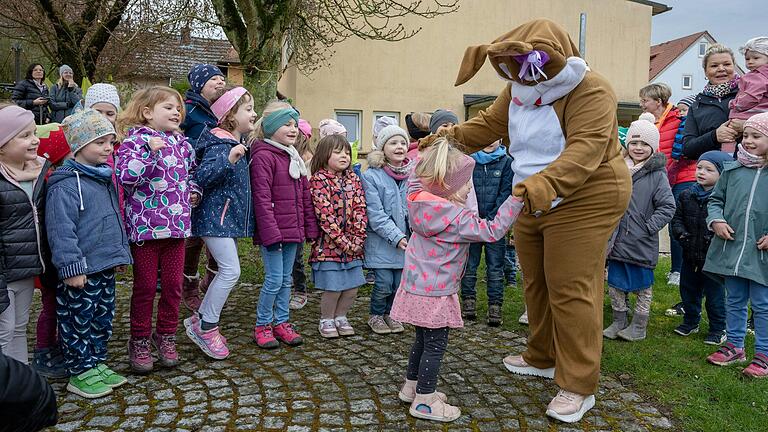 Verkleidet als Osterhase hat Sabine Effertz am Gründonnerstag die Kindertagesstätte in Oberschwarzach besucht. Die Kinder waren sichtbar begeistert. Manche wagten sogar ein Tänzchen.