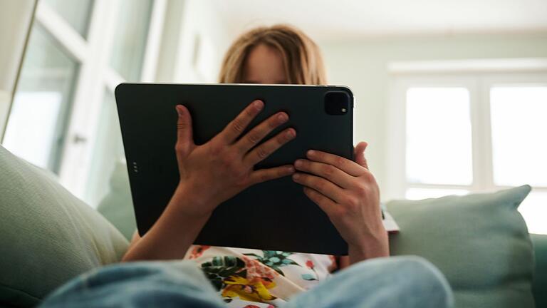 Mädchen mit Tablet       -  Nur 9 Prozent der jungen Befragten sagen, dass sie selbst eine Sexting-Nachricht verschickt haben. (Symbolbild)