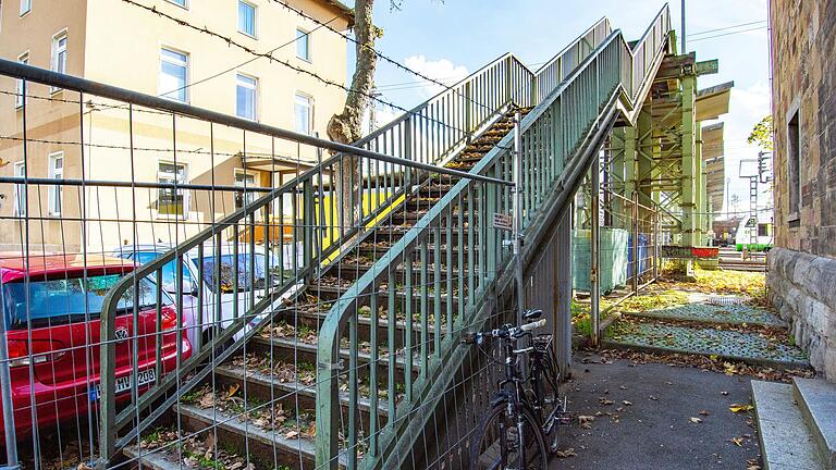 Hier liegt das Problem: Das Grundstück am Zugang zum Fußgängersteg über die Bahngleise an der Hauptbahnhofstraße (im Bild) ist in Privatbesitz. Aus persönlichen Gründen lässt der Eigentümer kein Wegerecht für die Stadt zu. Hier liegt das Problem: Das Grundstück am Zugang zum Fußgängersteg über die Bahngleise an der Hauptbahnhofstraße (im Bild) ist in Privatbesitz. Aus persönlichen Gründen lässt der Eigentümer kein Wegerecht für die Stadt zu.
