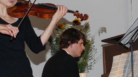 Benefizkonzert: Zum zweiten Mal gab das Künstlerehepaar Maria Hussong und Philip Hahn ein mit großer Begeisterung aufgenommenes Konzert in der Kirche St. Johannis in Karlstadt mit virtuoser Musik für Violine und Klavier. Benefizkonzert: Zum zweiten Mal gab das Künstlerehepaar Maria Hussong und Philip Hahn ein mit großer Begeisterung aufgenommenes Konzert in der Kirche St. Johannis in Karlstadt mit virtuoser Musik für Violine und Klavier.